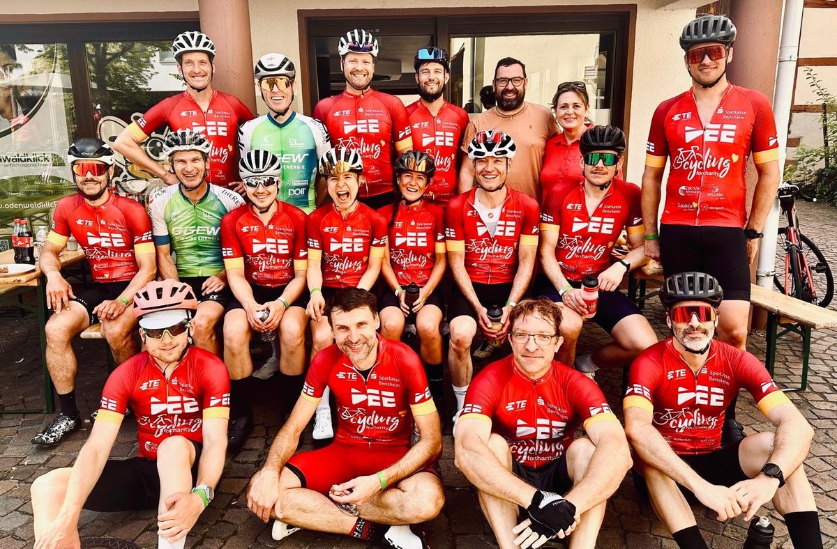 Team von Cycling for Charity in roten Trikots bei der Benefiz-Radsportveranstaltung