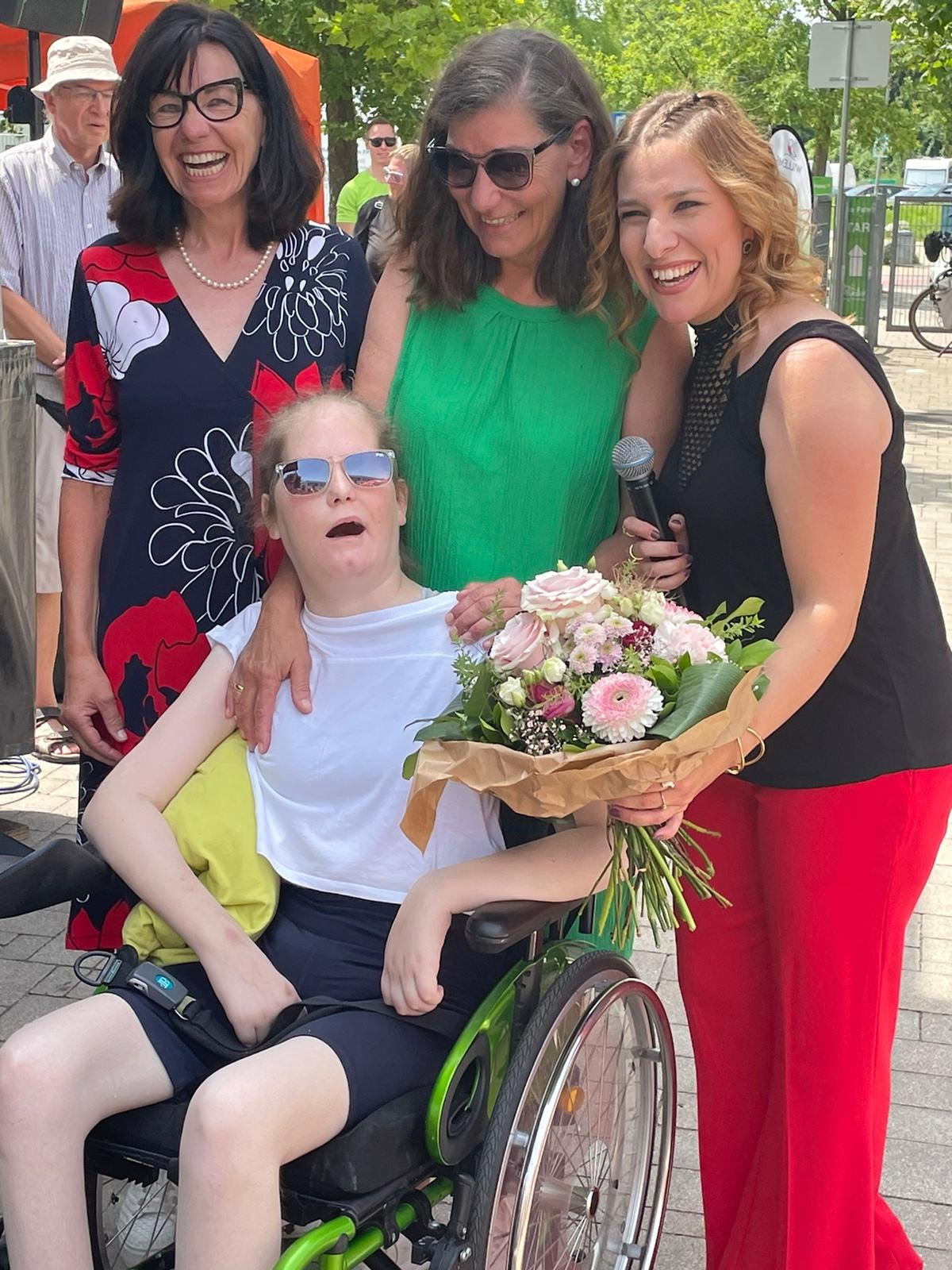 Saskia bekommt nach dem Auftritt der Sängerin Laura Wilde einen Blumenstrauß überreicht