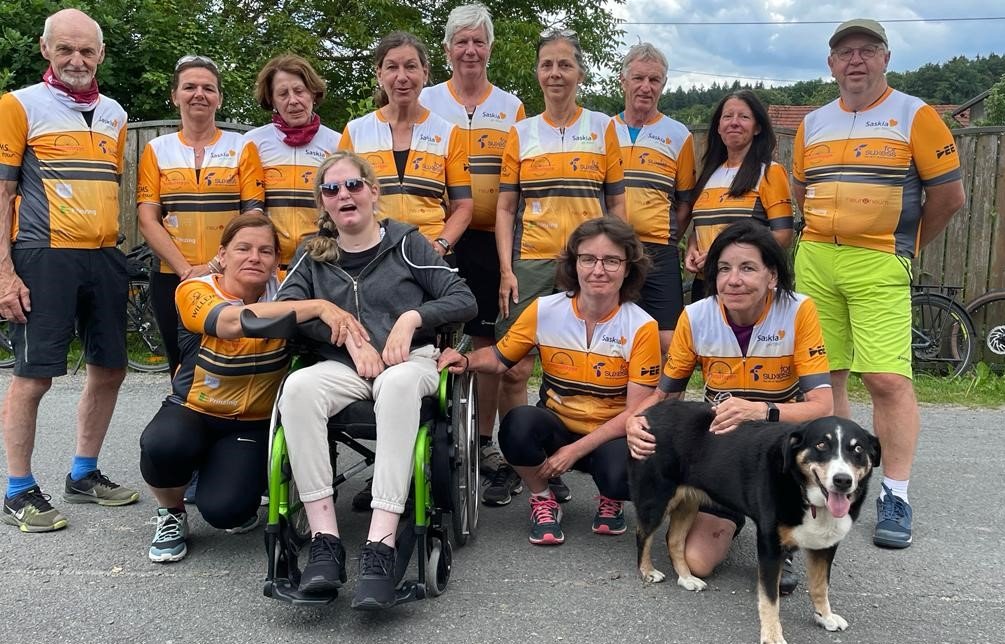 Saskia und das Team in gelb-orangen Trikots bei einer Benefiz-Radtour im Odenwald