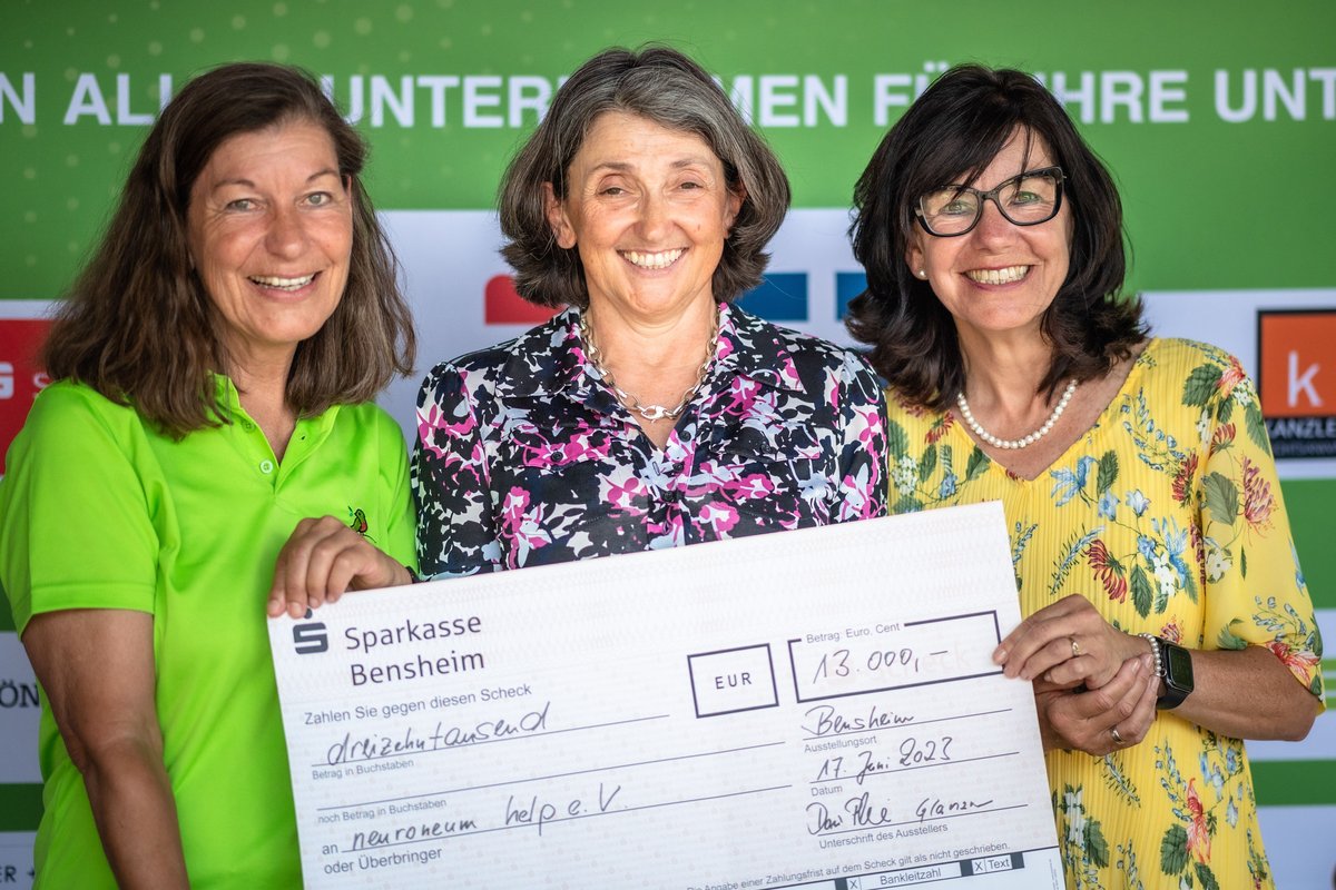 Spendenübergabe von Sabine und Doris Pleil an Dr. Claudia Müller-Eising vom Neuroneum