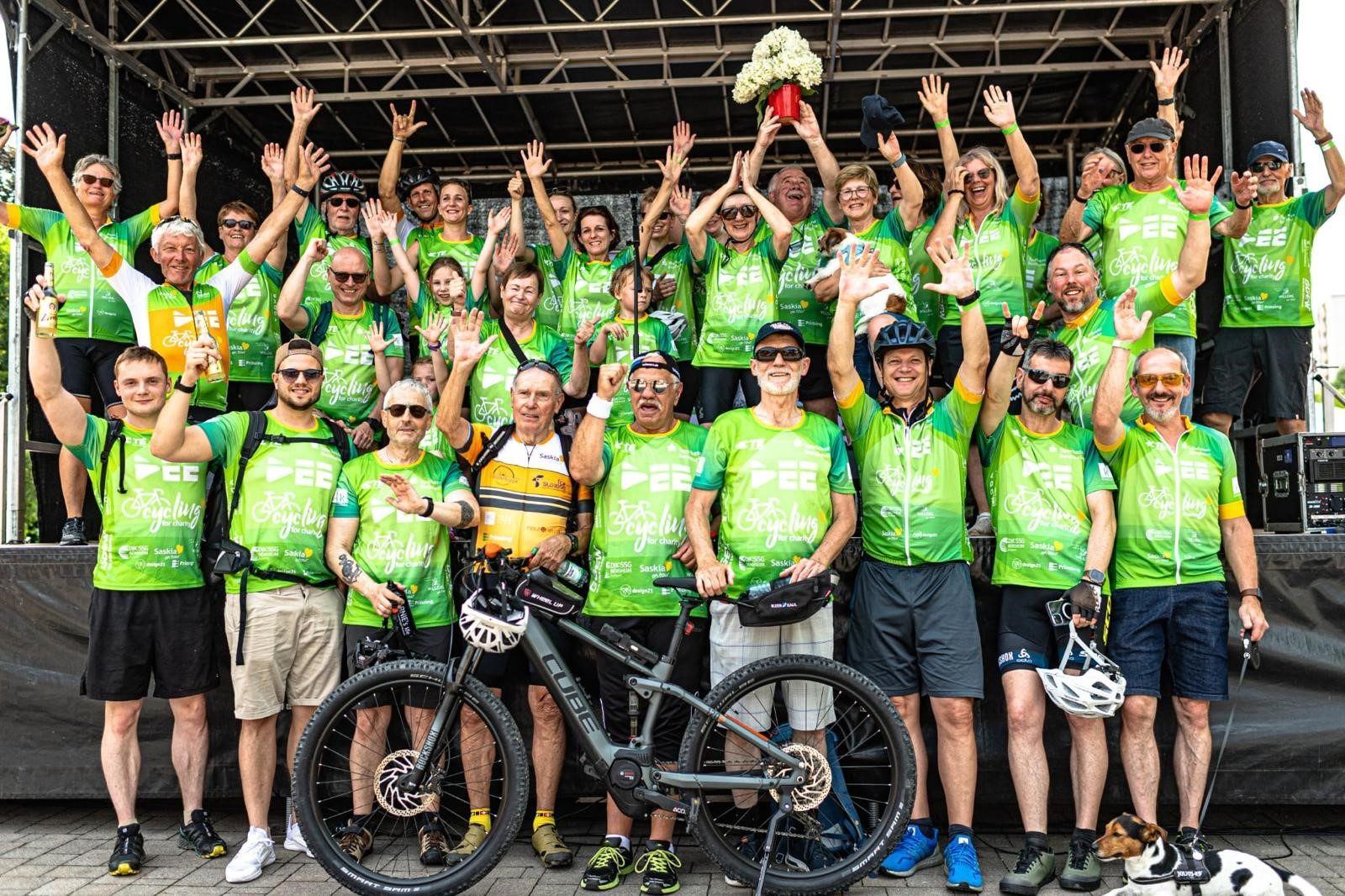 Gruppenbild der Saskia on Tour Benefizaktion auf der Bühne im Odenwald