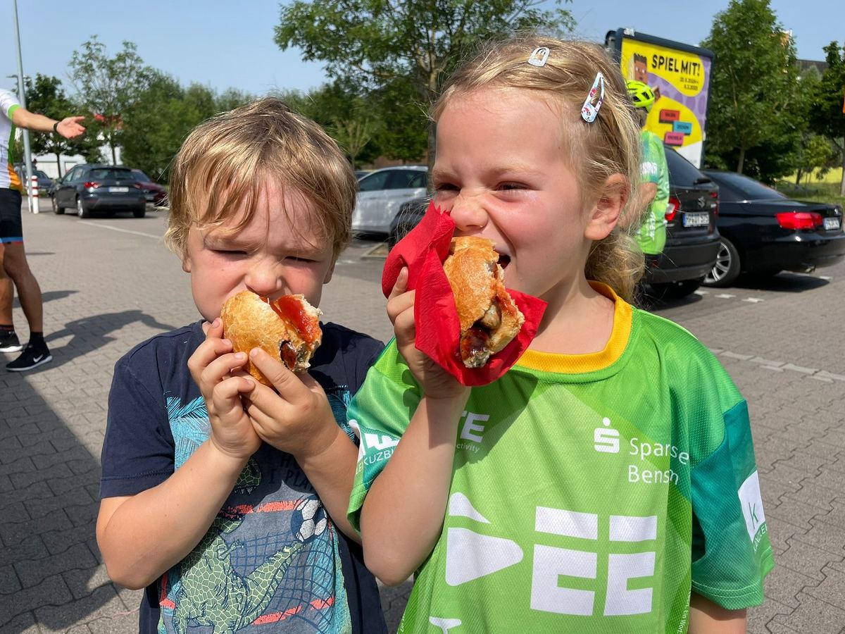 Kinder beim gemeinsamen Essen bei einer Saskia on Tour Benefizveranstaltung